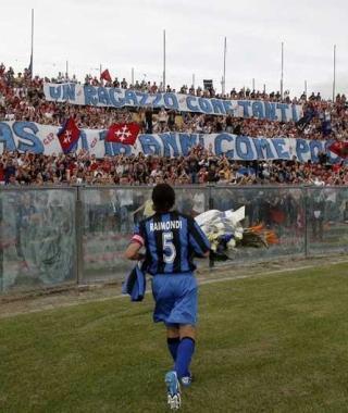 <b>MARCHINO. </b>Striscione allArena 