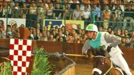 Un cavaliere impegnato a centrare il bersaglio