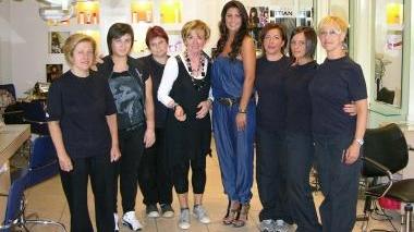 Miss Italia 2010 con lo staff Turini e mentre si fa lavare i capelli