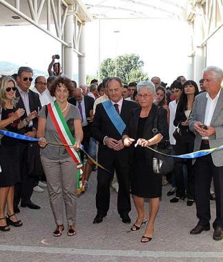 Il taglio del nastro per la inaugurazione della nuova sala conferenze del Comune 