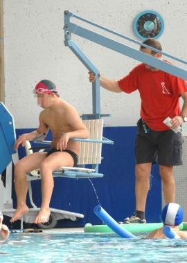 Disabili in piscina   