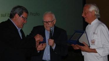 Il presidente Gestri premia Umberto Mannucci