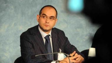 Un treno che sbuca dalla galleria di Corbezzi, sulla Porrettana A lato lassessore Luca Ceccobao 