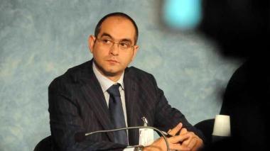 Un treno che sbuca dalla galleria di Corbezzi, sulla Porrettana A lato l’assessore Luca Ceccobao