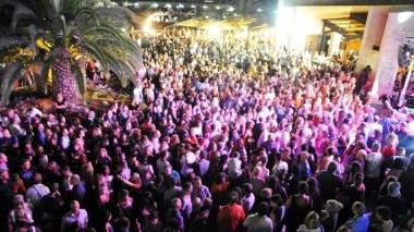 In migliaia venerdì sera hanno parteicipato a Salivoli alla serata dedicata agli anni Ottanta. In alto da sinistra la gente nella piazza del porto, il disc jockey Steve Martin, e il gruppo dei dj che si sono alternati alla consolle