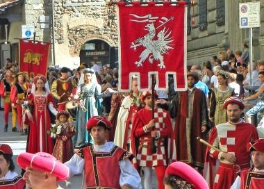 Messeri e damigelle sfilano in costume medievale Sotto piazza Duomo durante la Giostra 