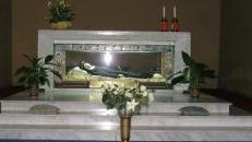 La beata Elena Guerra e, sopra, i suoi resti nella teca della chiesa di S. Agostino