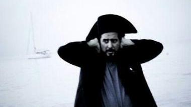 Vinicio Capossela, stasera al porto di Carrara e a destra Cristiano De André, in esclusiva per Lunatica venerdì 29 in piazza Aranci a Massa