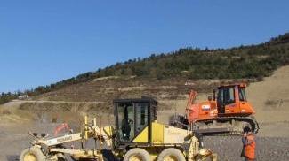Mezzi al lavoro nella cava del Limoncino