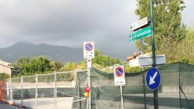 <b>CANTIERE.</b> Sopra e in alto, i lavori per la realizzazione dei parcheggi tra via Giglioli e via S. Elme a Caranna