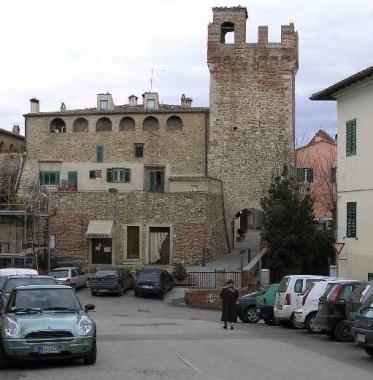 <b>ASSESSORE.</b> Sopra il neo assessore ai lavori pubblici Giuseppe Monaci, a sinistra il centro storico di Istia dOmbrone   