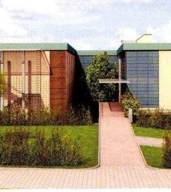 Sopra lex albergo nella situazione attuale e accanto a sinistra come verr&agrave; con il progetto del Comune          