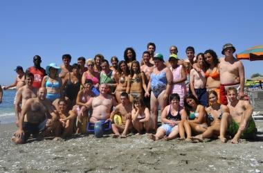 Un gruppo di giovani partecipanti ai campi estivi a Marina di Massa 