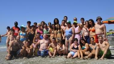 Un gruppo di giovani partecipanti ai campi estivi a Marina di Massa