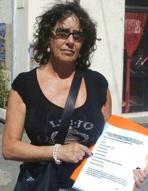 Tiziana Savi in giro per le strade mentre raccoglie firme di adesione per promuovere la proposta di legge