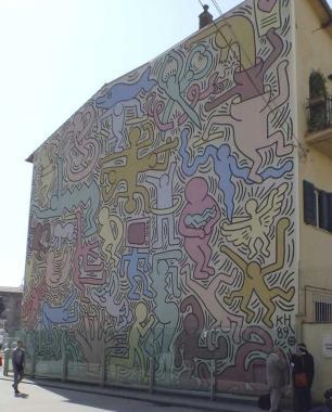 Il murale Tuttomondo e, a sinistra, Salvatore Settis  