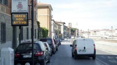 Gli indicatori elettronici per l’ingresso alla ztl sui lungarni