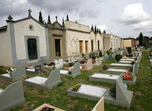 Furto a un ragazzino in visita alla tomba del padre