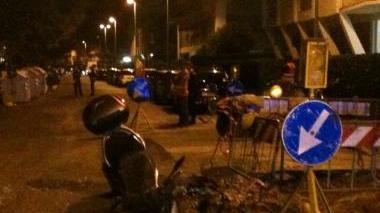 Lo scooter sprofondato nella buca in via Goito
