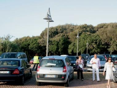 I parcheggi a pagamento davanti al porto di Rosignano Solvay