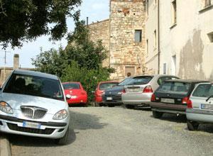 Sinistra: c'è un'area vuota dove fare nuovi parcheggi