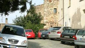 Sinistra: c'è un'area vuota dove fare nuovi parcheggi