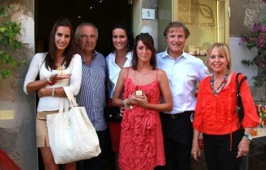 Ennio Taffi (penultimo da sinistra) con Paolo Pacini e le hostess 