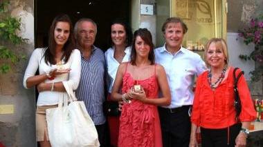 Ennio Taffi (penultimo da sinistra) con Paolo Pacini e le hostess