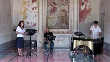 Uno spettacolo del Luglio dello Scompiglio nella cappella