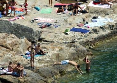 Bagnanti sugli scogli del Romito 