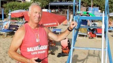 Fausto Nannini, coordinatore del progetto “Sarago” al lavoro sulla spiaggia