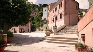 Piazza del Castagneto come si presenta oggi dopo i lavori di riqualificazione 
