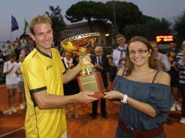 <b>NUMERO 1</b> Filippo Volandri riceve il trofeo al termine della finale contro Viola    