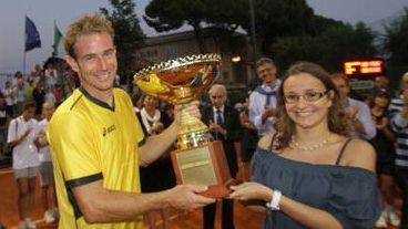 <b>NUMERO 1</b> Filippo Volandri riceve il trofeo al termine della finale contro Viola