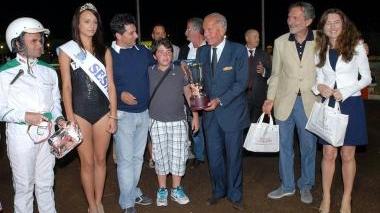 Il passaggio in prossimità delle tribune dei protagonisti del Gp Terme e la cerimonia di premiazione del vincitore
