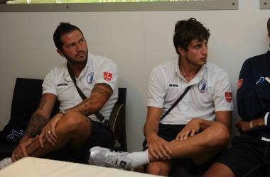 <b>VECCHI E RAGAZZOTTI. </b>Il capitano Carparelli con il portiere Adornato; sopra, Palmas e Pagliari in campo ieri a Peccioli 