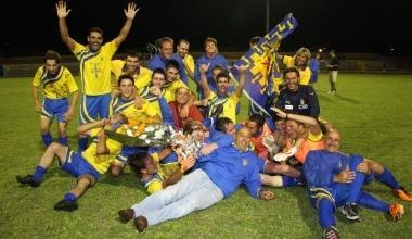 <b>GIOIA GIALLOBLU.</b> Lesultanza dei giocatori della Madonnina dopo la vittoria nella finalissima contro la Quercia 