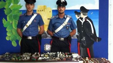 I gioielli recuperati dai carabinieri nella stanza d’albergo dove alloggiavano le due turiste denunciate