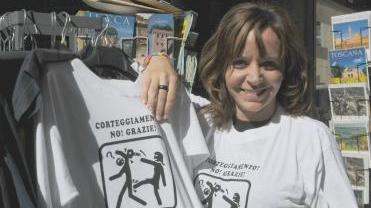 Una ragazza indossa la maglietta anti pappagallo