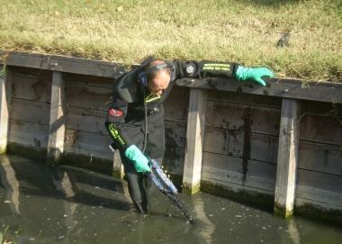 Un momento delle ricerche dell’arma e, in alto a destra, la vittima
