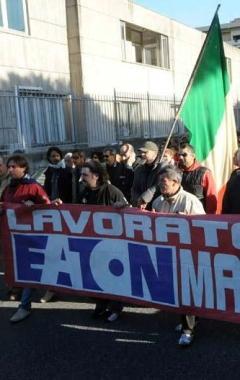 Una manifestazione dei lavoratori Eaton al Tribunale