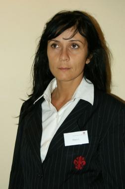 A sinistra, Maria Lardara con la divisa di maschera del Maggio A destra, un cartello di protesta e il sindaco di Firenze Matteo Renzi
