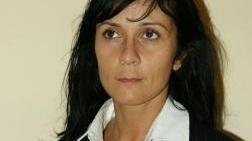 A sinistra, Maria Lardara con la divisa di maschera del Maggio A destra, un cartello di protesta e il sindaco di Firenze Matteo Renzi
