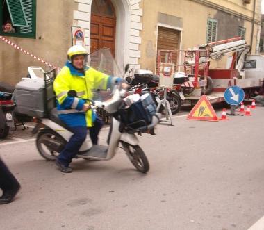 Un portalettere al lavoro (foto darchivio) 