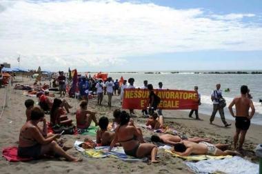 In corteo tra i bagnanti per «i diritti e la dignità» dei lavoratori stranieri