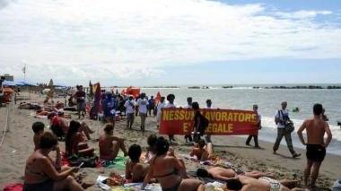 In corteo tra i bagnanti per «i diritti e la dignità» dei lavoratori stranieri