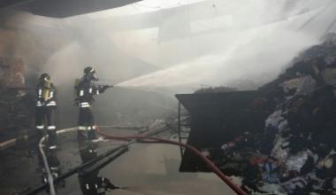 Incendio distrugge a Vaiano la ditta B&Lotex
