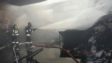 Incendio distrugge a Vaiano la ditta B&Lotex