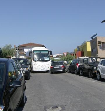 Via Cimabue ostruita da un pullman in manovra 