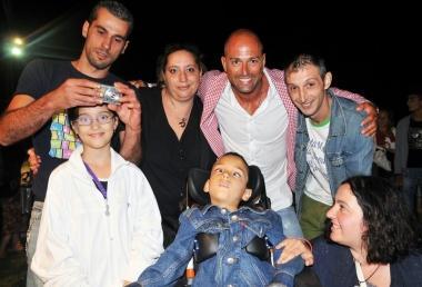 A CACCIA DI VIP E' stata una bella sorpresa per Mirko farsi fotografare insieme al suo "idolo", ...